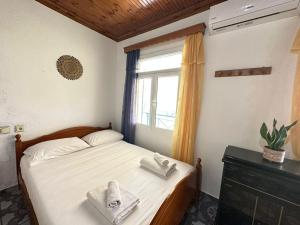 Postel nebo postele na pokoji v ubytování Boungainvillea