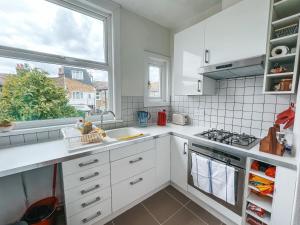 Cuisine ou kitchenette dans l'établissement Gorgeous London 3 Bed Home With Garden Office by StayByNumbers