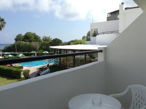 Bazén v ubytování Pylea Beach Hotel nebo v jeho okolí