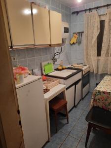 Il comprend une petite cuisine équipée d'une cuisinière et d'un réfrigérateur. dans l'établissement Villa Zorka, à Sutomore