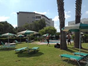 Bazén v ubytování Pylea Beach Hotel nebo v jeho okolí