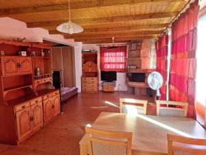 - une cuisine avec des placards en bois, une table et des chaises dans l'établissement Sunset House Piestany Bungalow, à Banka