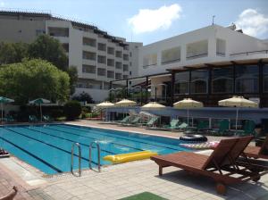 Bazén v ubytování Pylea Beach Hotel nebo v jeho okolí