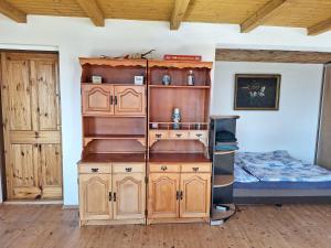 Cette chambre dispose d'une étagère en bois et d'un lit. dans l'établissement Sunset House Piestany Bungalow, à Banka