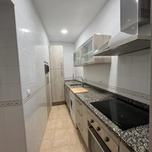 een keuken met een spoelbak en een aanrechtblad bij Apartamento las tres lunas in Sanlúcar de Barrameda