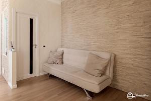 a white couch in a room with a wall at [Ariston a 200m]-Luxury Apartment con A/C & Wi-Fi in Sanremo
