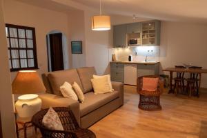 a living room with a couch and a kitchen at Casa das Marés 2 in Baleal
