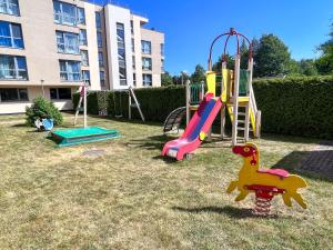 ZveyniyektsiyemsにあるSea Side apartment Zvejniekciemsの滑り台と滑り台付きの遊び場