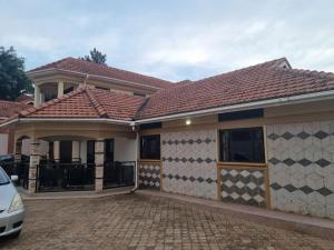 una casa con una macchina parcheggiata di fronte di Naalya Estate House a Kampala