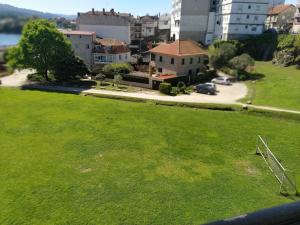 un champ d'herbe verte à côté d'un bâtiment dans l'établissement Casa Celita, à Poio