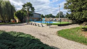 um parque infantil com piscina num parque em La Salabertie em Bagnac