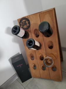 drewniana deska z 3 butelkami wina w obiekcie Gite Comme a la maison w mieście Damery