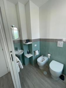 uma casa de banho com um WC e um lavatório em Villa Leone em Sperlonga