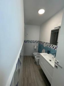 een badkamer met een toilet, een bad en een wastafel bij Villa Leone in Sperlonga
