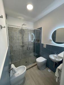 een badkamer met een douche, een toilet en een wastafel bij Villa Leone in Sperlonga