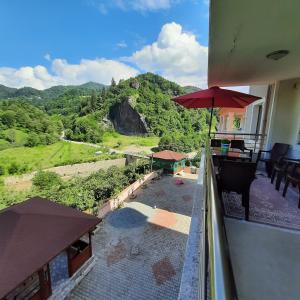 un balcón de una casa con vistas a la montaña en Trabzon Doğa ve Akarsu Kenarı Konut, en Araklı