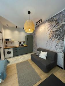 salon z kanapą i kuchnią w obiekcie Vacation Apartments Sopot w mieście Sopot