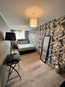 um quarto com uma cama e uma parede de pedra em Comfy double room in Corby em Rockingham