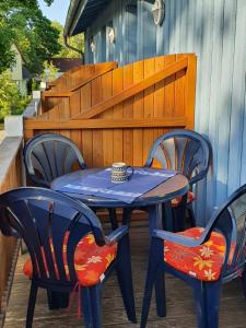 una mesa azul con dos sillas y una taza en ella en FeWo-Solveig, en Putgarten