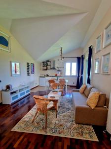 uma sala de estar com um sofá e uma mesa em CLAVES'ANNA em Carrù