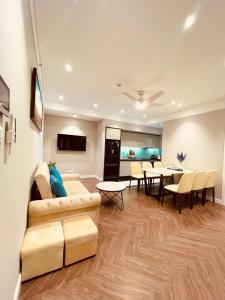 Una sala de estar con un sofá y un comedor. en Căn hộ Altara 5 sao Quy Nhơn - Thiên Trang apartment, en Quy Nhon