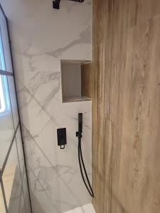 a cord plugged into a outlet on a wall at APARTAMENTO GAEL- PLAZA ESPAÑA in Avilés