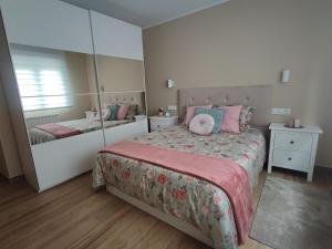 1 dormitorio con 1 cama grande y espejo en APARTAMENTO GAEL- PLAZA ESPAÑA, en Avilés
