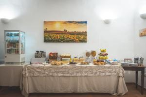una mesa con comida en una habitación en Podere San Filippo B&B-Apartment-Pet Friendly-Rent Bike and Bike Friendly en Bibbona