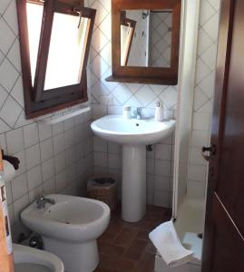y baño con lavabo y aseo. en Agriturismo Poggio Falco Batignano, en Batignano