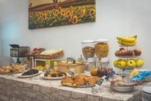 uma mesa cheia de alimentos, frutas e legumes em Podere San Filippo B&B-Apartment-Pet Friendly-Bike Friendly em Bibbona