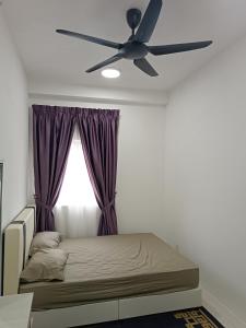 a bedroom with a bed with a ceiling fan at Aisy Homestay Putrajaya Cyberjaya KLIA in Kampung Dengkil