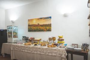 - une table avec un buffet de plats dans l'établissement Podere San Filippo B&B-Apartment-Pet Friendly-Rent Bike and Bike Friendly, à Bibbona