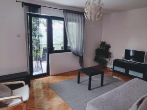 ein Wohnzimmer mit einem Sofa und einem Tisch in der Unterkunft Kosmajska Vila in Koraćica