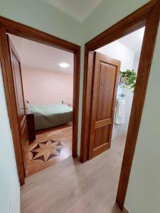 Habitación con dormitorio con cama y puerta abierta. en Nido Romantico, en Ortignano Raggiolo