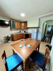 cocina con mesa de madera y 2 sillas en Nido Romantico, en Ortignano Raggiolo