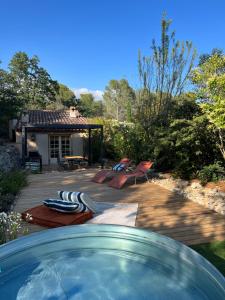 a backyard with a swimming pool and a house at Le Jas du Romarin in Callas