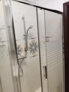 eine Dusche mit Glastür im Bad in der Unterkunft BLUE SKY NAPLES in Neapel