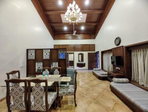 uma sala de estar com uma mesa e um sofá em Heaven Villa em Panchgani