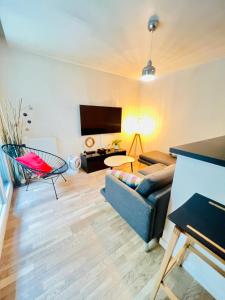 a living room with a couch and a table at Appartement de Standing Aux Portes de Paris in Nogent-sur-Marne