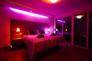 Cette chambre violette comprend un grand lit. dans l'établissement Villa Bellavista II, à Portorož