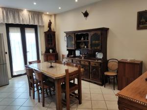 ein Esszimmer mit einem Tisch und Stühlen sowie eine Küche in der Unterkunft BLUE SKY NAPLES in Neapel