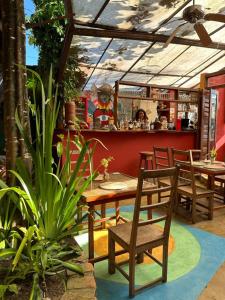 伊塔卡雷的住宿－Mais Que Nada Itacaré - Hostel, Bar & Breakfast，餐厅内带桌椅的庭院