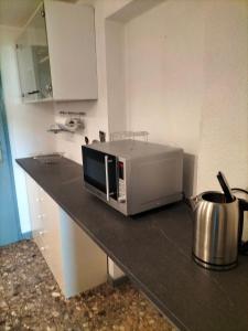 a microwave sitting on a counter in a kitchen at Pension Rosenblick in Mörlenbach