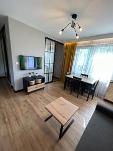 Telewizja i/lub zestaw kina domowego w obiekcie Nieborowska Loft - stylish apartment