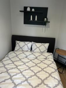 Postel nebo postele na pokoji v ubytování Nieborowska Loft - stylish apartment