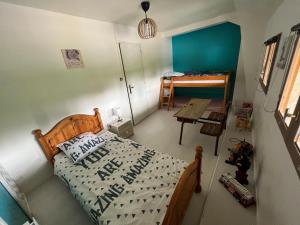 een slaapkamer met een bed en een tafel in een kamer bij Appartement atypique in Eslettes