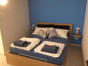 1 dormitorio con 1 cama con toallas en Al Borgo Affittacamere en Venzone