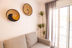 Una sala de estar con un sofá y una ventana. en Apartamento en el Puerto de l’Ampolla, en L'Ampolla