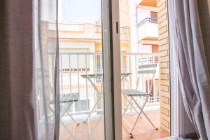 Un balcón con una mesa y sillas en un balcón. en Apartamento en el Puerto de l’Ampolla, en L'Ampolla