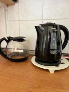 a black tea kettle sitting on a counter at Apartman na konci světa Hřensko in Hřensko